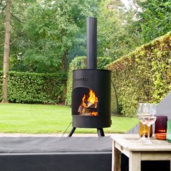 Foto de ambiente de la estufa de exterior BonTon 50 negra de Bonfeu