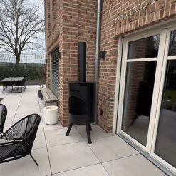 Foto de ambiente de la estufa de exterior BonTon 60 negra de Bonfeu