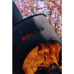 Foto de ambiente de la estufa de exterior BonTon 60 negra de Bonfeu