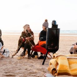 Foto de ambiente de la estufa de exterior BonVes 34 negra de Bonfeu