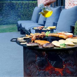 Foto de ambiente de la estufa de exterior BonVes 34 negra de Bonfeu