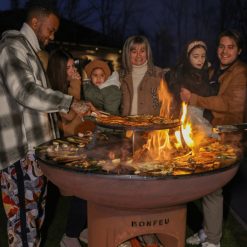 Foto de ambiente familiar del Pebetereo barbacoa BonBiza Open XL de Bonfeu usando el grill para soporte Stand 120