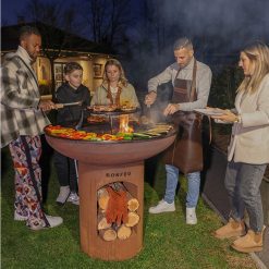 Foto de ambiente familiar del Pebetereo barbacoa BonBiza Open XL de Bonfeu usando el grill para soporte Stand 120