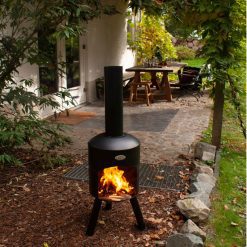 Foto de ambiente de la chimenea de exterior BonBini de Bonfeu encendida.