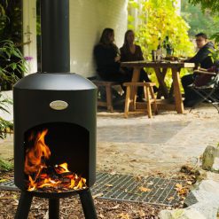 Foto de ambiente de la chimenea de exterior BonBini de Bonfeu encendida.