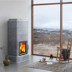 Foto de ambiente de una estufa de inercia LAIVO S 18 Classic de Tulikivi