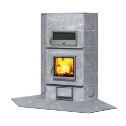 Vista de frente de la estufa Karelia CLASSIC KTLU 2050-1 con horno rectángular, de Tulikivi