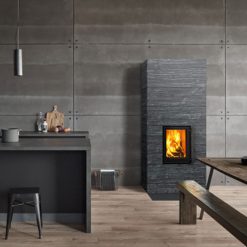 Foto de ambiente de una estufa de inercia KOLI 21 Grafia de Tulikivi