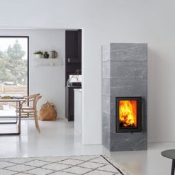 Foto de ambiente de una estufa de inercia KOLI S 18 Classic de Tulikivi
