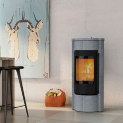 Foto de ambiente de la estufa de inercia de leña Prestige Basic M de Lotus forrada en piedra esteatita. Certificada para Passivhaus