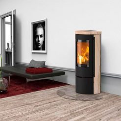 Foto de ambiente de la estufa de leña Prestige Basic S de Lotus forrada en piedra Sandstone. Certificada para Passivhaus