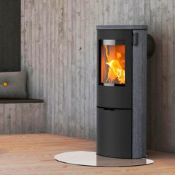 Foto de ambiente de la estufa de leña Liva 5 S de Lotus forrada en piedra esteatita